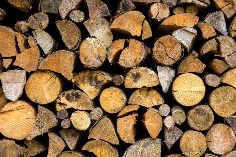 Holzstapel firewood stacked up