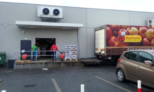 Zaopatrzenie jednego z dyskontów Biedronka w 60-tysięcznym Tomaszowie Mazowieckim, w województwie łódzkim