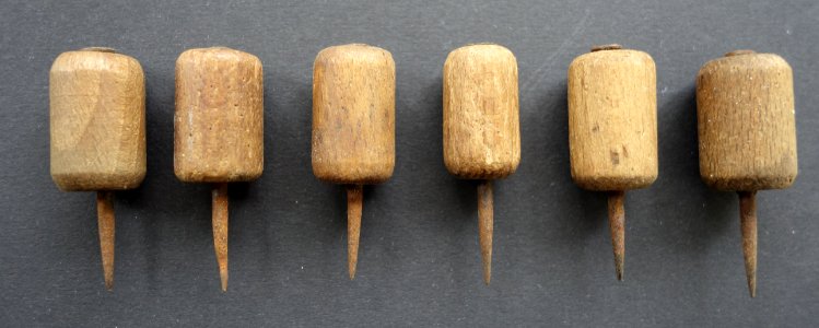 Zweckstifte zum Spannen von Rohfellen