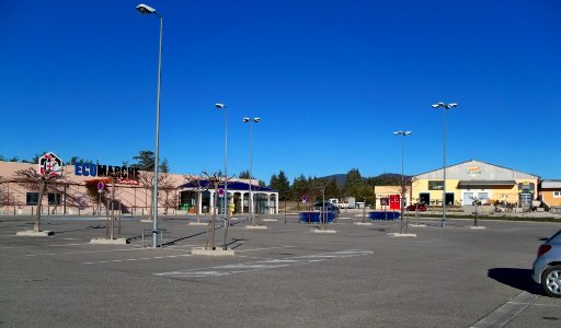 Zone commerciale à Sault