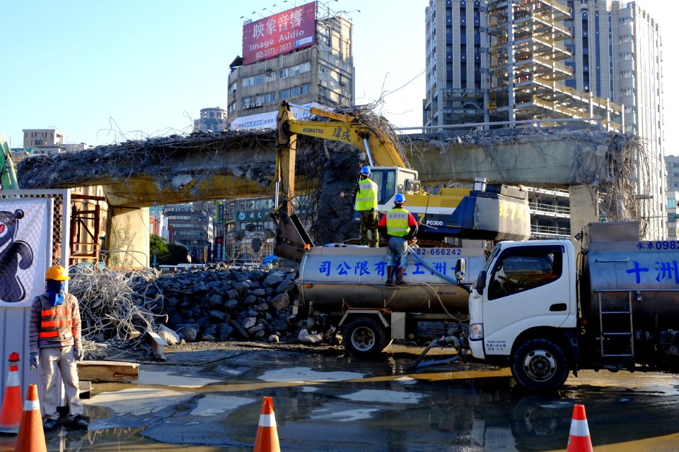 Zhongxiao Bridge Connection Ramp Scrapping 20160209-052