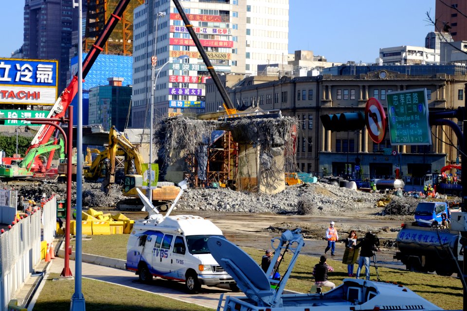 Zhongxiao Bridge Connection Ramp Scrapping 20160209-002
