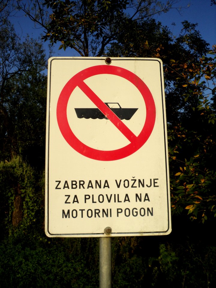 Znak ZABRANA VOŽNJE ZA PLOVILA NA MOTORNI POGON