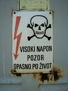ZNAK Pozor Visoki napon Opasno po život