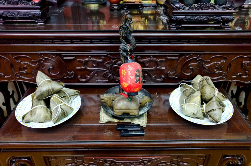 Zongzi Stacks with Discs on Table 20150620