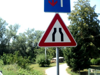 Znak suženje ceste