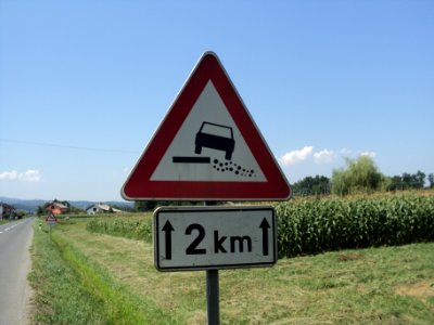 Znak A31 Neutvrđena bankina