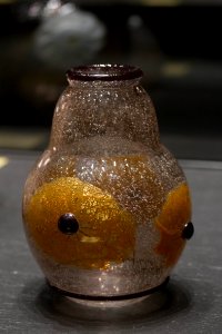 Vase à décor de fleurs stylisées