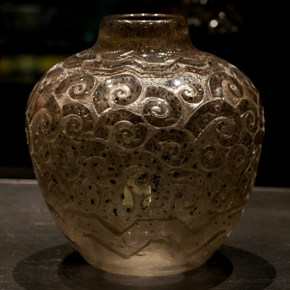 Vase à décor de volutes