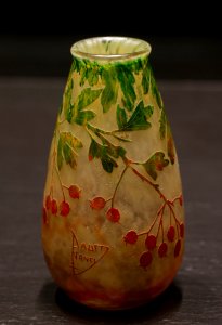 Vase à décor de baies d'aubépines photo