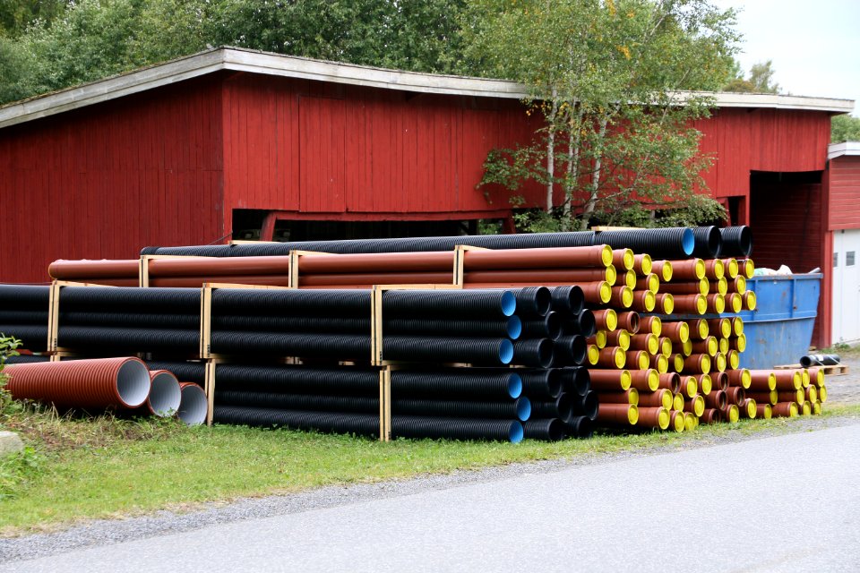 Vann- og avløpsrør klare for legging etter Kronborgsæterlinna på Toten a
