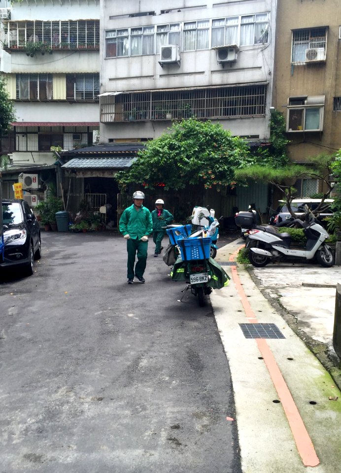 Two Chunghwa Post Mail Carriers Back to Motorcycles after Send Mail 20160630