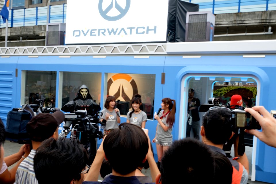 Two Female Players of Overwatch Talking in Battle Camp Opening Ceremony 20161029a