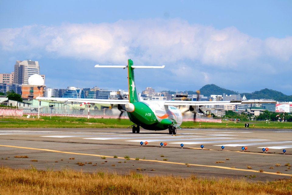 UNI Air ATR 72-600 B-17005 Taking off from Taipei Songshan Airport 20151003