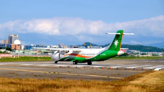 UNI Air ATR 72-600 B-17005 Departing from Taipei Songshan Airport 20151003c