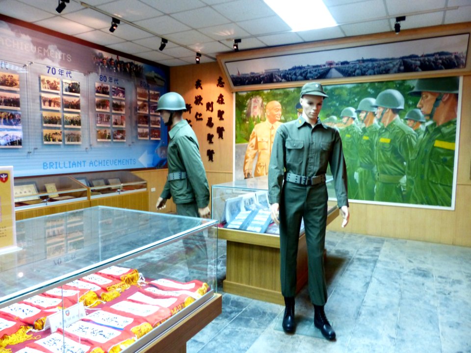 Uniforms of Universitiy and College Students Military Training in Chengkungling 20131012
