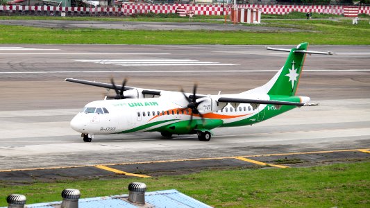 UNI Air ATR 72-600 B-17001 Departing from Taipei Songshan Airport 20150321a