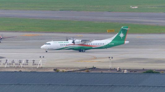UNI Air ATR 72-600 B-17001 Taxiing at Taipei Songshan Airport 20141008a