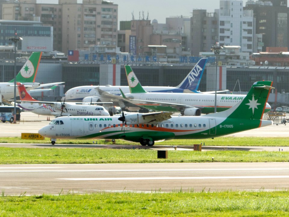 UNI Air ATR 72-600 B-17015 Taxiing at Taipei Songshan Airport 20161124a