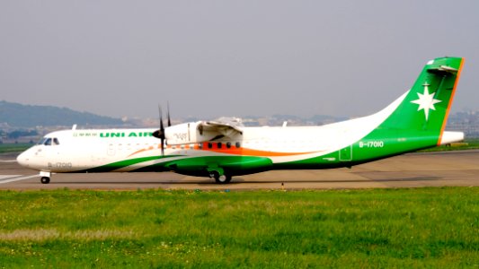 UNI Air ATR 72-600 B-17010 Departing from Taipei Songshan Airport 20150427d