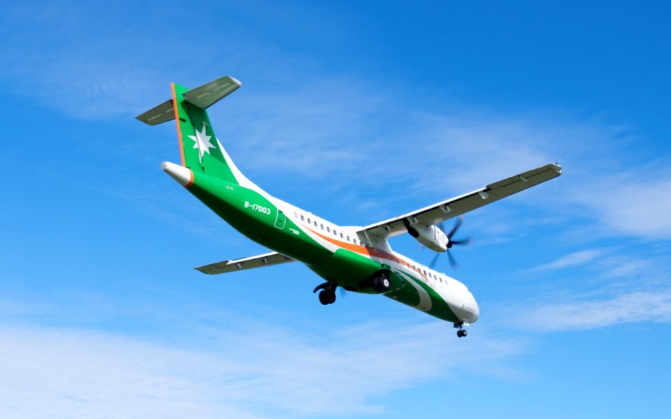 UNI Air ATR 72-600 B-17003 on Final Approaching at Taipei Songshan Airport 20151222b