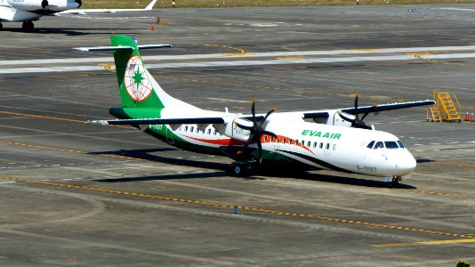 UNI Air ATR 72-600 B-17017 Departing from Taipei Songshan Airport 20160924d