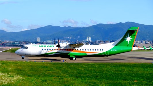 UNI Air ATR 72-600 B-17011 Departing from Taipei Songshan Airport 20151222c