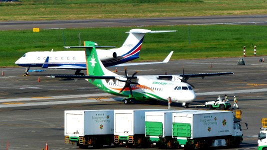 UNI Air ATR 72-600 B-17011 Backing by Tractor in Taipei Songshan Airport 20160821