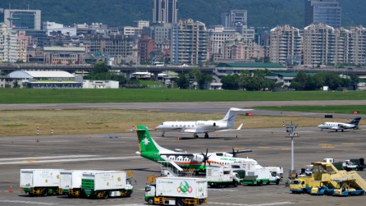 UNI Air ATR 72-600 B-17015, Gulfstream G450 B-8251, Sunrise Airlines Raytheon Hawker 400XP B-77701 at Taipei Songshan Airport 20160924