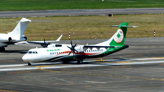 UNI Air ATR 72-600 B-17017 Departing from Taipei Songshan Airport 20160924b