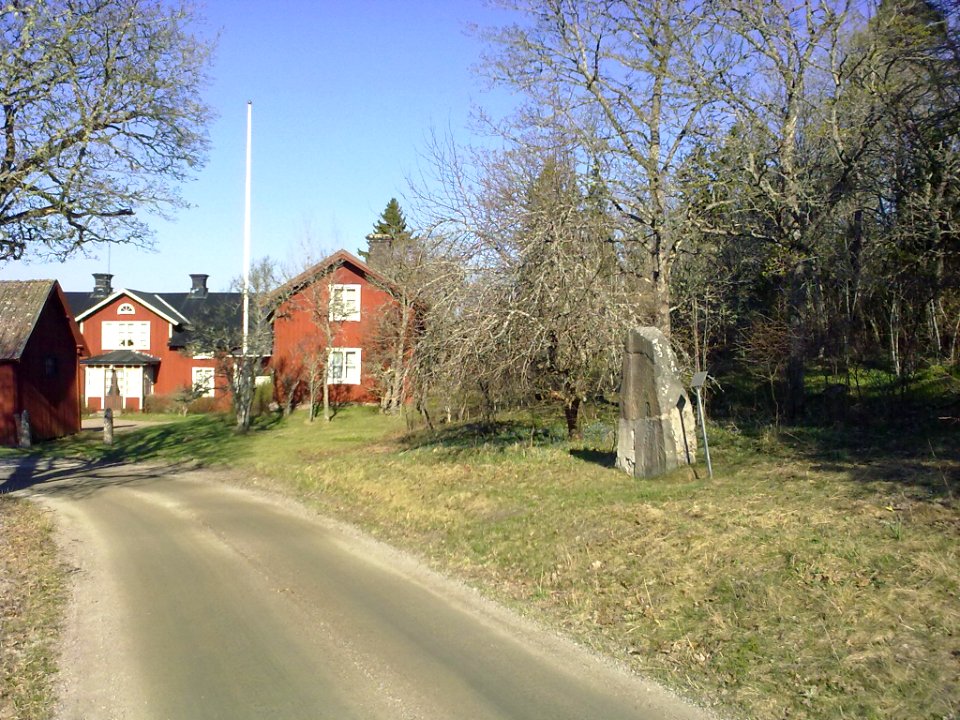 Uppland Runic Inscription 1146 - surroundings