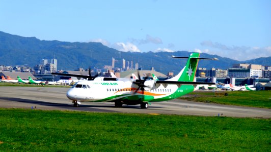 UNI Air ATR 72-600 B-17011 Departing from Taipei Songshan Airport 20151222b