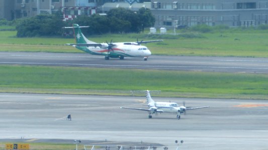 UNI Air ATR 72-600 B-17009 Landing down Taipei Songshan Airport 20140821