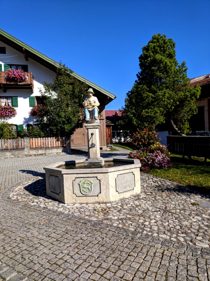 Unterammergau Dorfbrunnen mit Figur