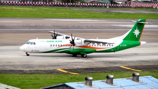 UNI Air ATR 72-600 B-17001 Departing from Taipei Songshan Airport 20150321b