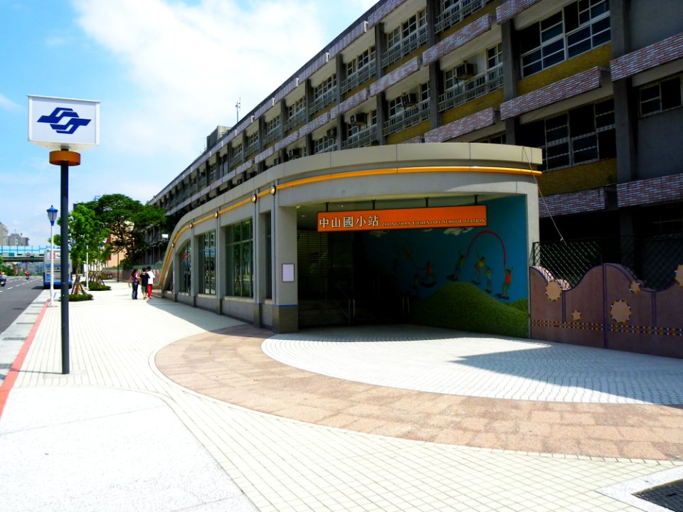 Uncompleted Exit 2, Zhongshan Elementary School Station 20100905a