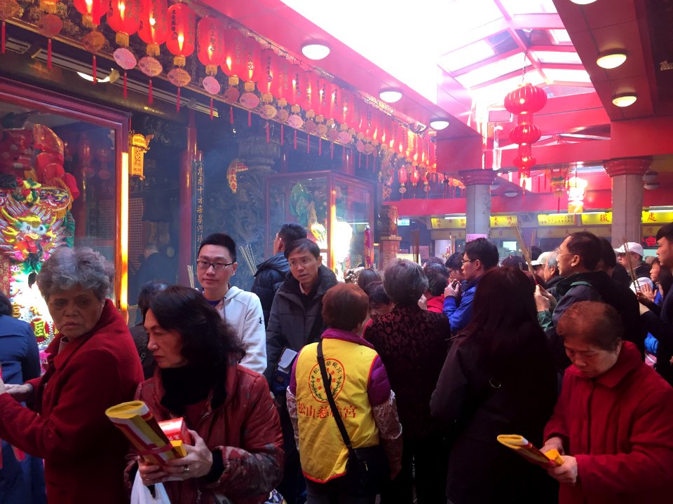 Visitors at Songshan Ciyou Temple in Chinese New Year 20160208c