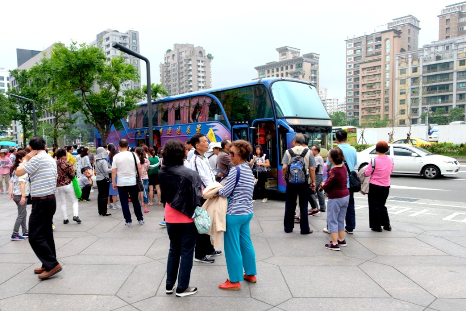 Visitors Waiting Bus in Sidewalk of Section 5, Xinyi District, Taipei 20160422
