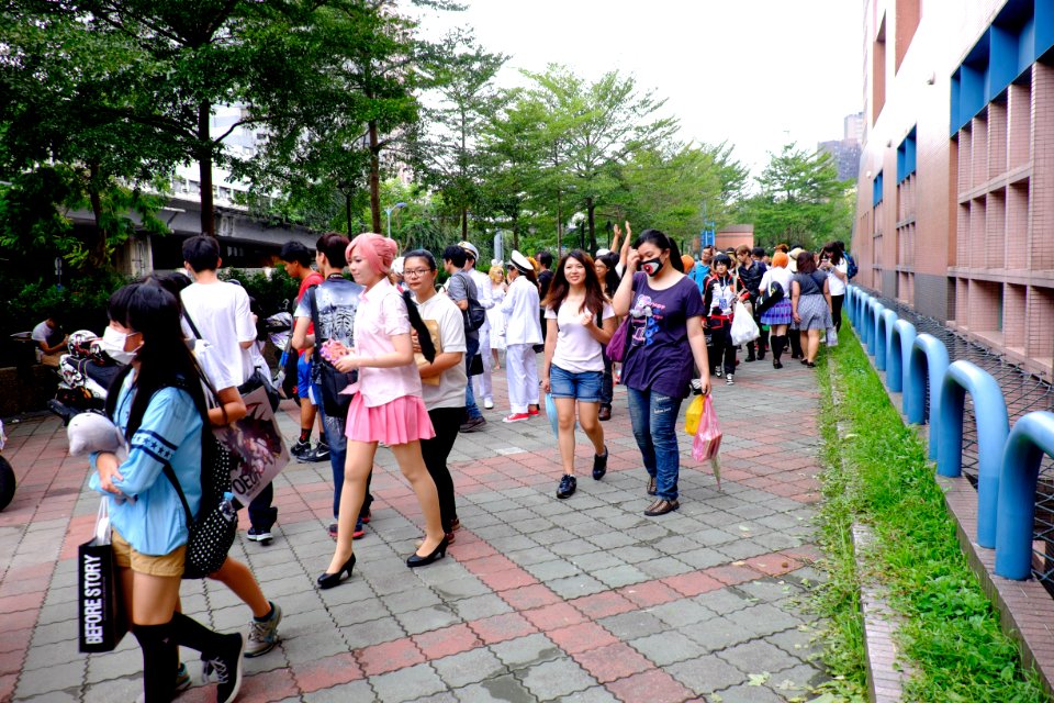 Visitors Walking at NTU Gym Court in CWT40 20150809