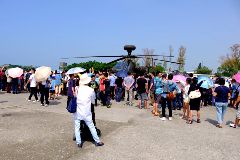 Visitors around ROCA AH-64E 807 Display at Zuoying Naval Base Ground 20151024