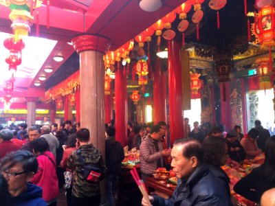 Visitors at Songshan Ciyou Temple in Chinese New Year 20160208b