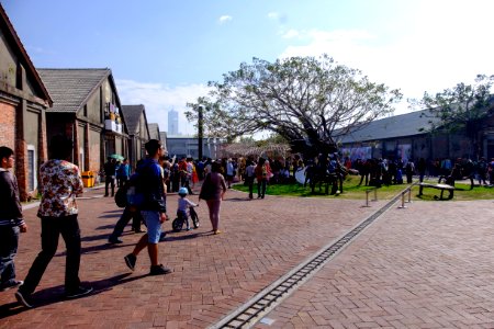 Visitors at Pier-2 Art Center in FFK8 20151129a