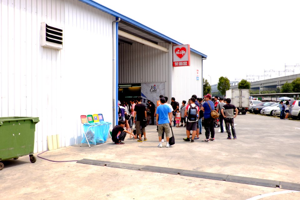 Visitors Wait for 2015FFTC Opening 20150801