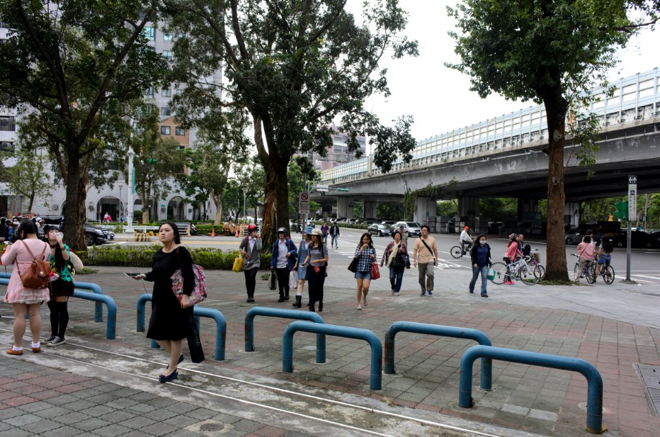 Visitors Walking across Section 3, Xinshen South Road to NTU Gym 20151025