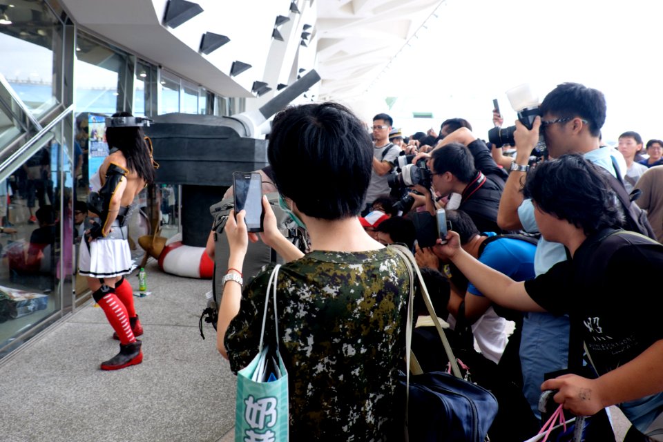 Visitors Photographing Battleship Nagato Fleet Girl Cosplayer at FF26 20150830a