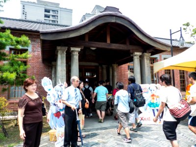 Visitors Walk into Hall in Event Beginning 20140705b
