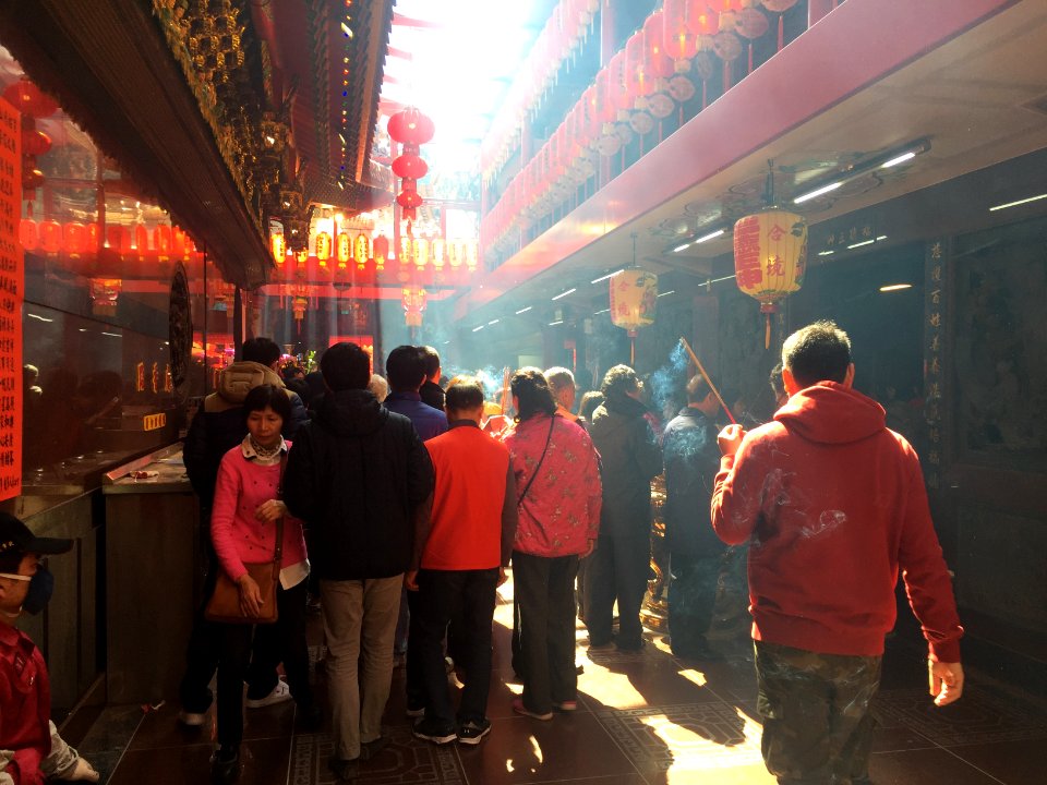 Visitors at Songshan Ciyou Temple in Chinese New Year 20160208a