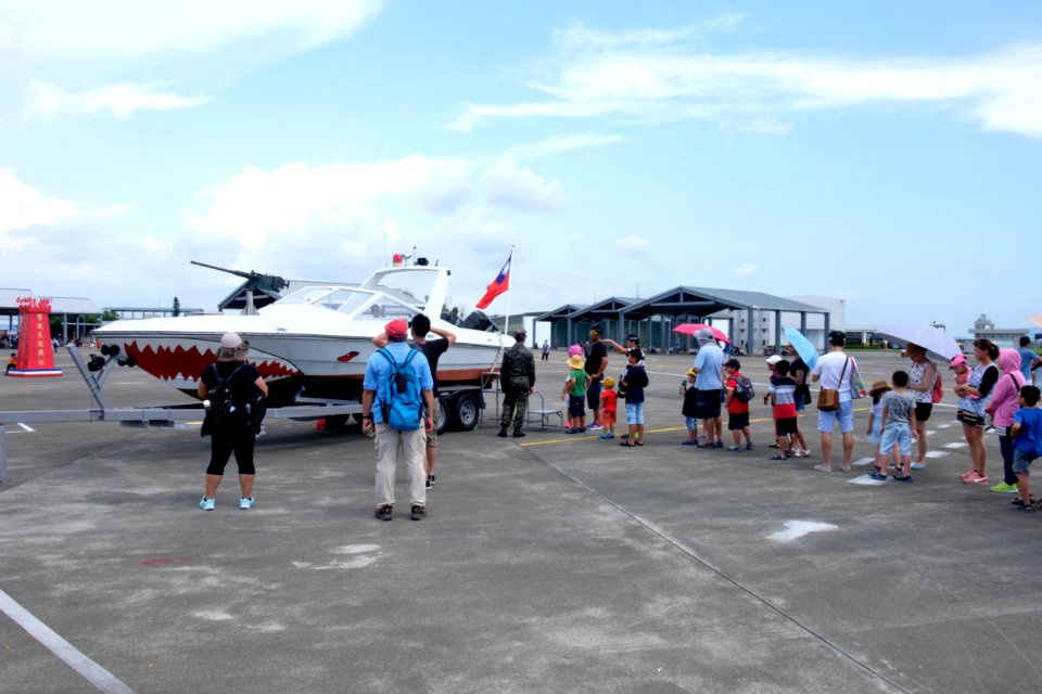 Visitors waiting for abord M8 Motor Boat at Gangshan Air Force Base Open Day 20170812
