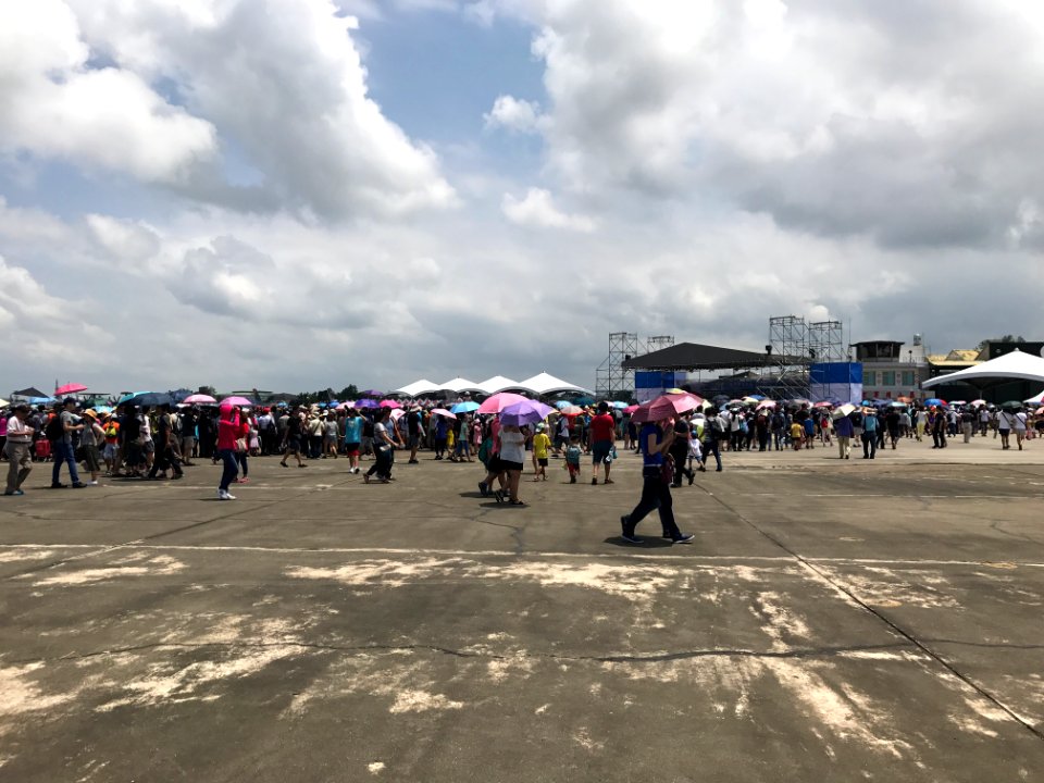 Visitors at Gangshan Air Force Base Open Day 20170812id