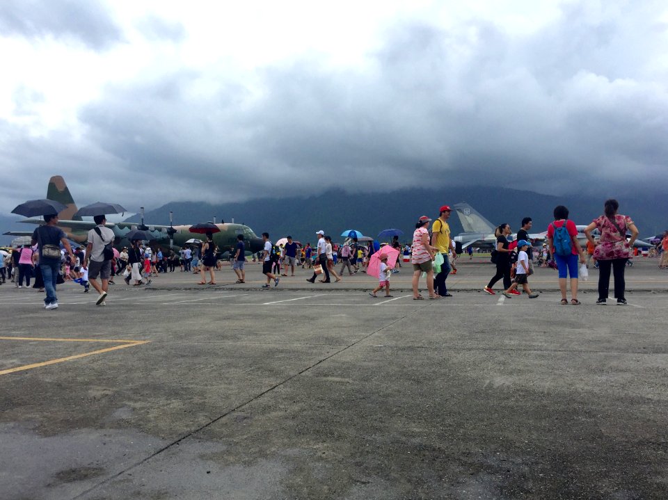 Visitors in Hualien Air Force Base Apron 20160813ipa